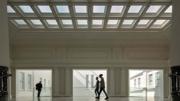 Як старовинна бібліотека перетворилась на сучасний Apple Store: фото