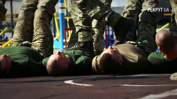 Які жорстокі випробування довелося пройти курсантам на навчанні: вражаюче відео