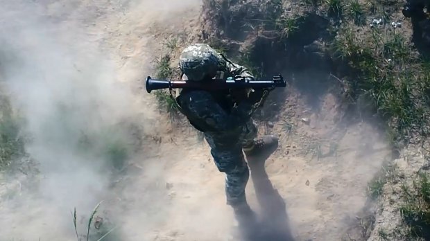 Яку потужну зброю опановують солдати під час навчань: вражаючі фото та відео