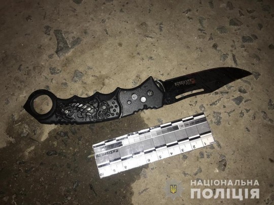 Защитил семью: 13-летний мальчик выбил нож у злоумышленника и ранил его (фото)