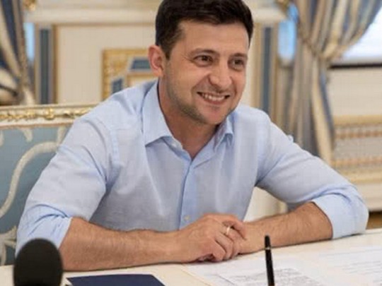 Зеленский начал отменять указы Порошенко