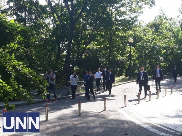 Зеленский пешком пошел в Раду на инаугурацию