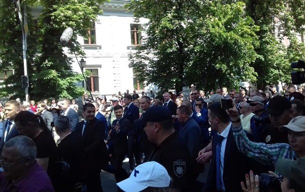 Зеленский пешком пришел на Банковую