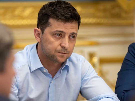 Зеленский показал журналистам свой кабинет (видео)