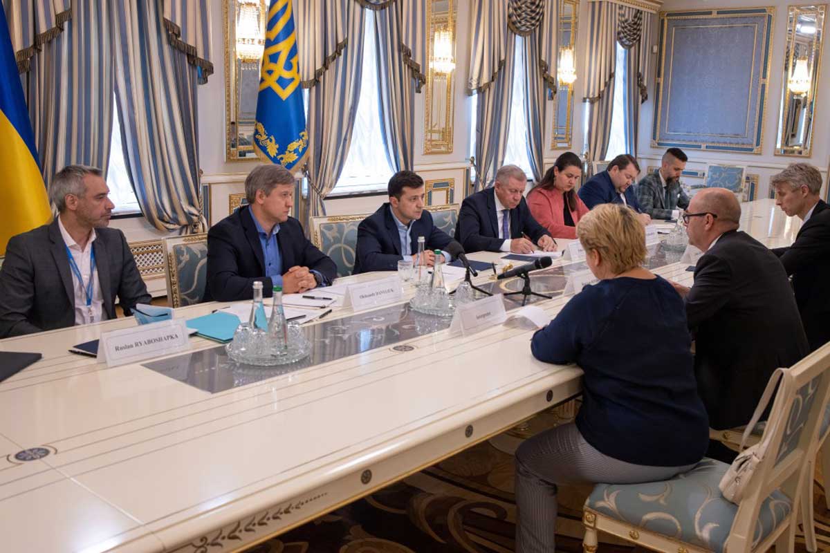 Зеленский встретился с миссией МВФ: когда ждать транша