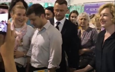 Зеленскому подарили книжку Политика для начинающих