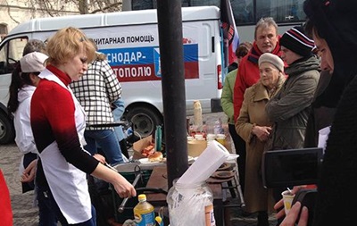 Жителей Севастополя в день референдума угощают российскими блинами