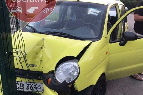 У Чернігові водій «Daewoo Matiz» взяв на таран металевий паркан (Фото)