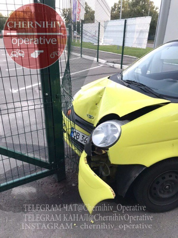 У Чернігові водій «Daewoo Matiz» взяв на таран металевий паркан (Фото)