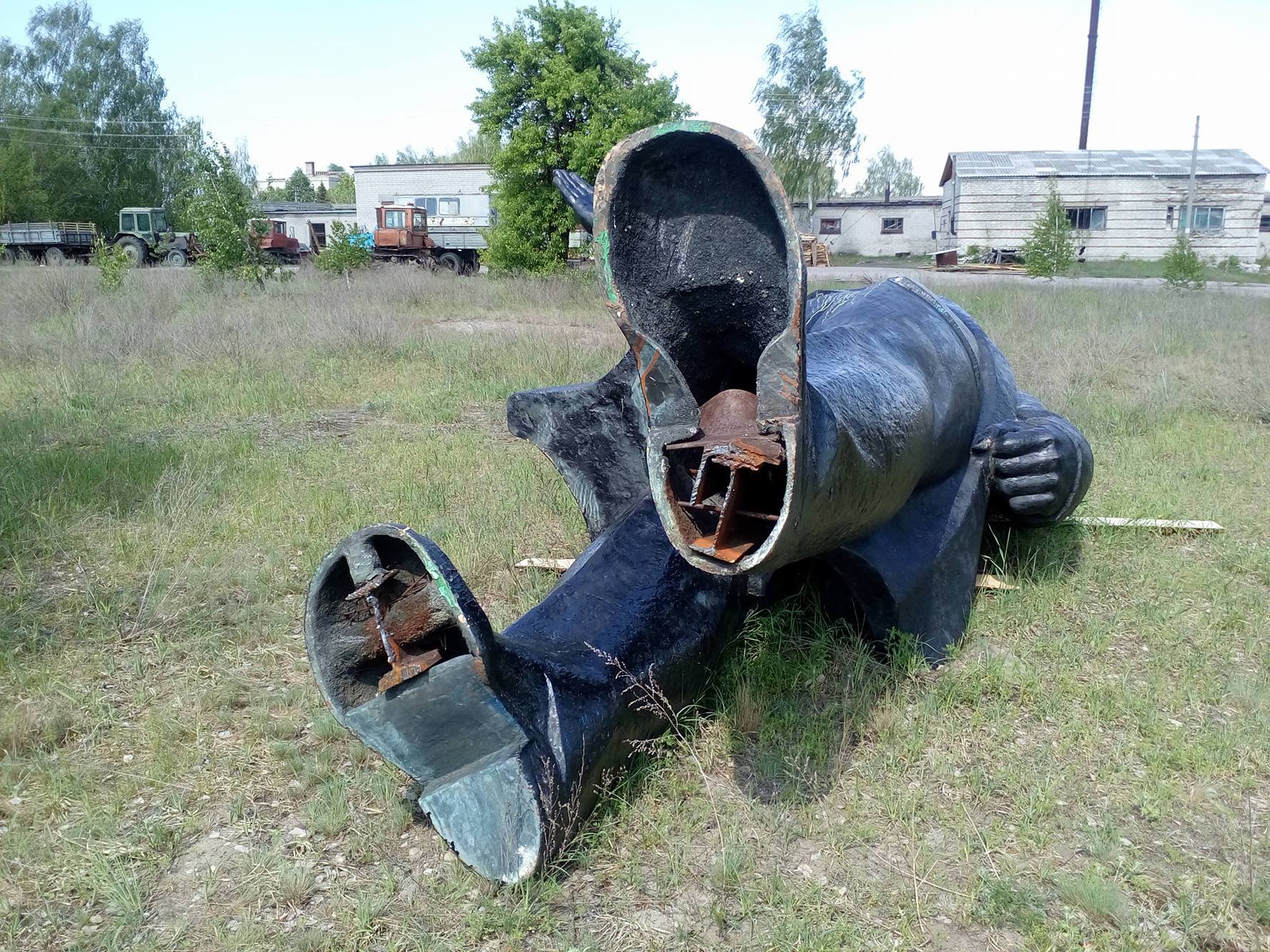 Декомунізували, а що робити не знають. Демонтований на Чернігівщині Ленін валяється просто неба (Фото)