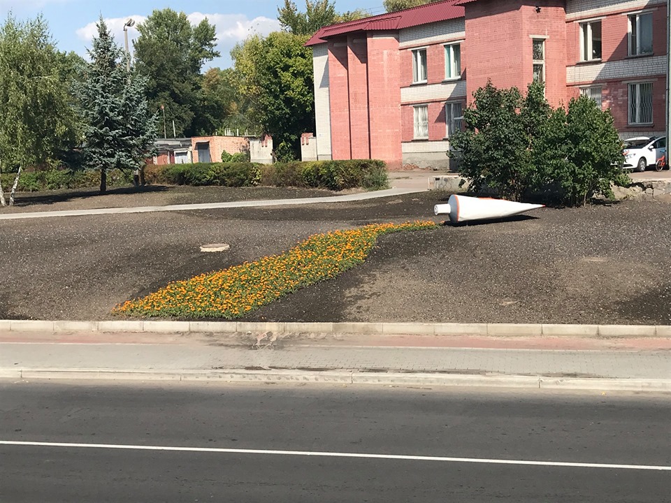 Фарба у вигляді квітів: креативна клумба на вулиці Савчука (Фото)