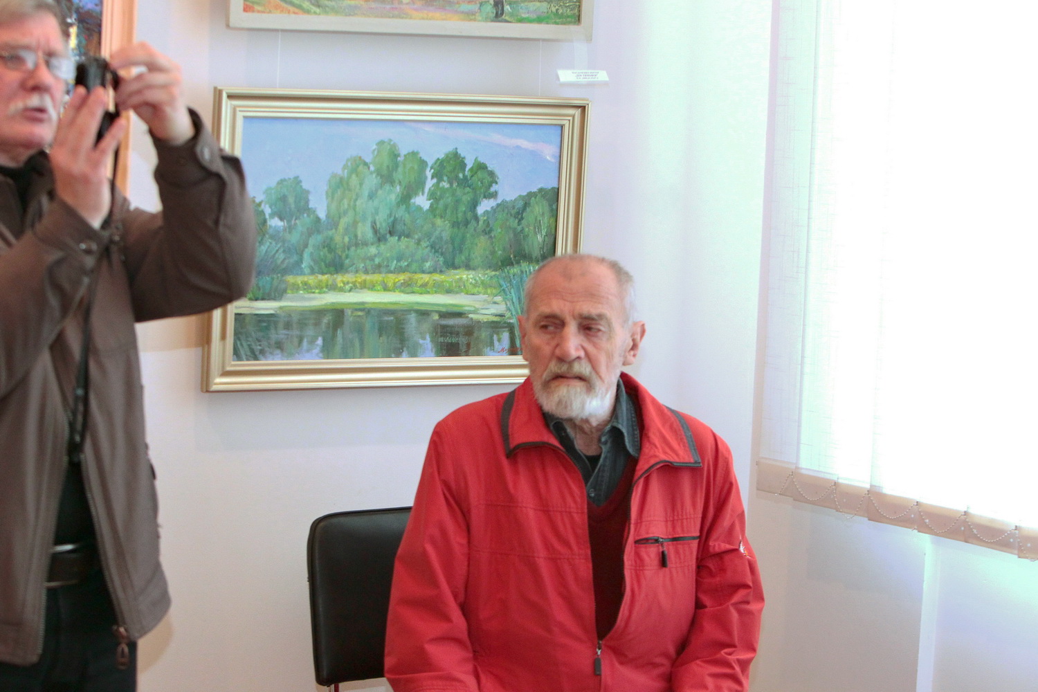 Професійна виставка до професійного свята: чернігівські митці принесли улюблені картини (Фото)
