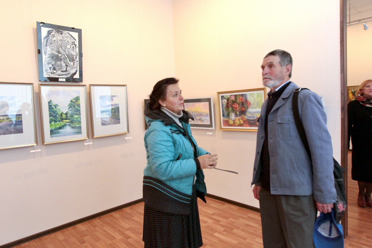 Професійна виставка до професійного свята: чернігівські митці принесли улюблені картини (Фото)