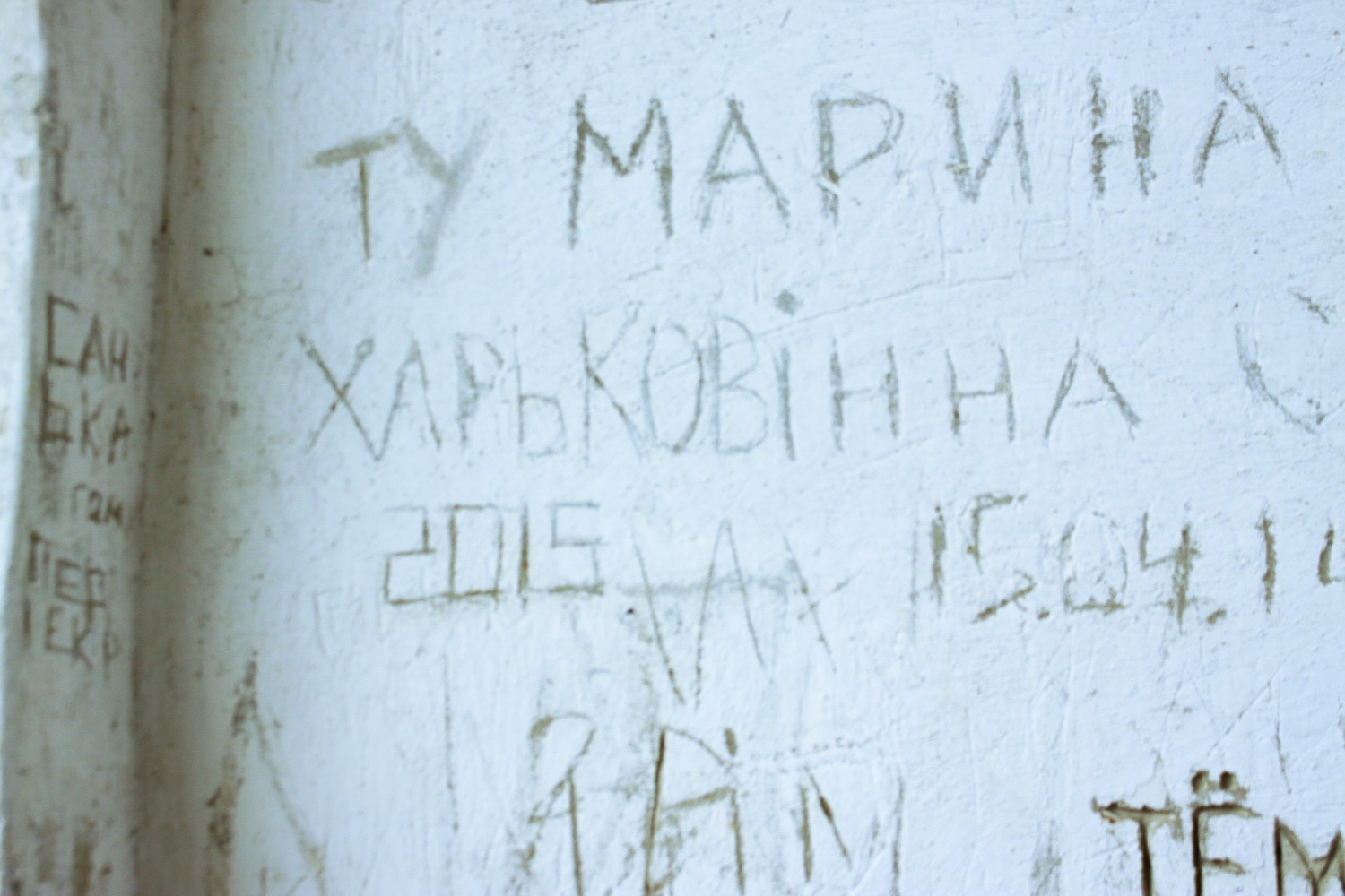 Туристи та чернігівці пишуть історію на стінах древнього собору розчерком швайки або ножа (Фото)