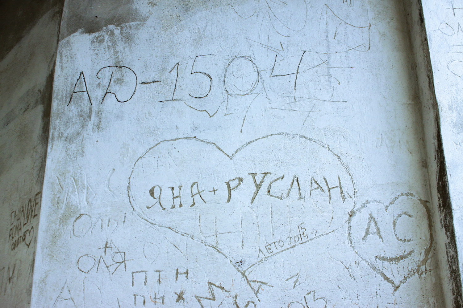 Туристи та чернігівці пишуть історію на стінах древнього собору розчерком швайки або ножа (Фото)