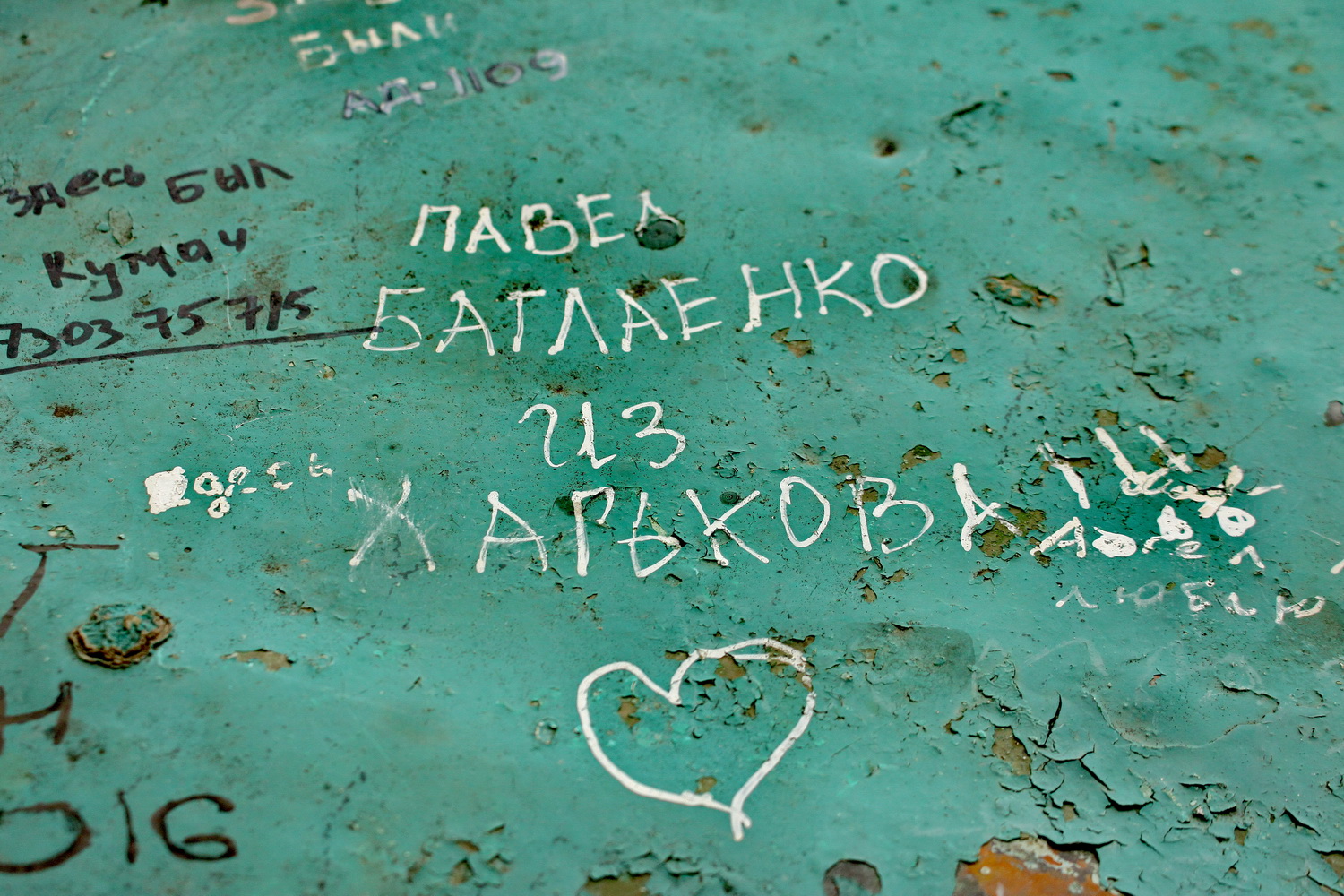 Туристи та чернігівці пишуть історію на стінах древнього собору розчерком швайки або ножа (Фото)