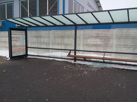 У Чернігові вандали розбили чергову зупинку (Фото)