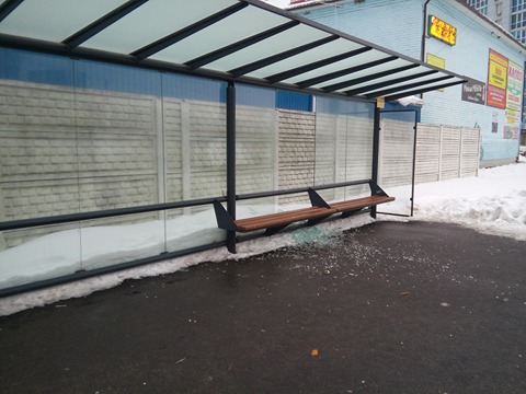 У Чернігові вандали розбили чергову зупинку (Фото)