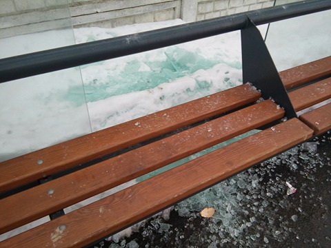 У Чернігові вандали розбили чергову зупинку (Фото)