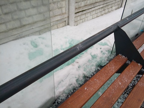 У Чернігові вандали розбили чергову зупинку (Фото)