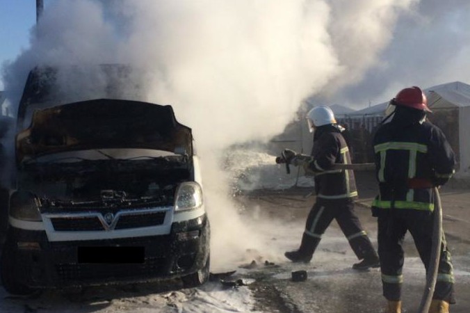 У Чернігові вночі невідомий підпалив вантажний автомобіль
