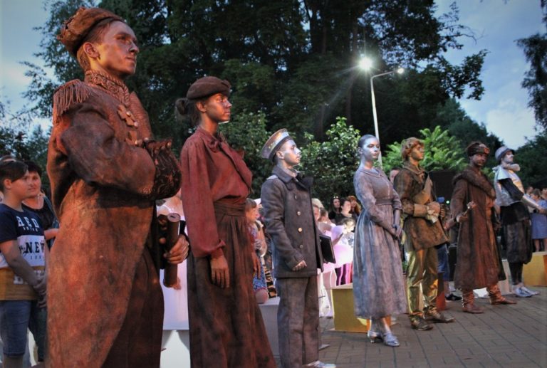 У Ніжині «ожили» 14 видатних особистостей (Фото)