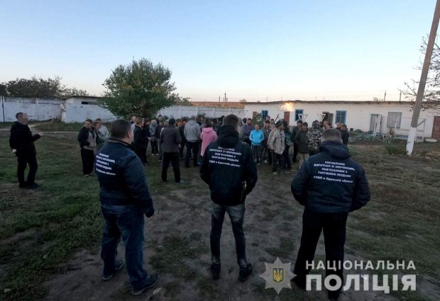 Били і відбирали їжу: на Одещині виявили бараки із працівниками-рабами – фото, відео