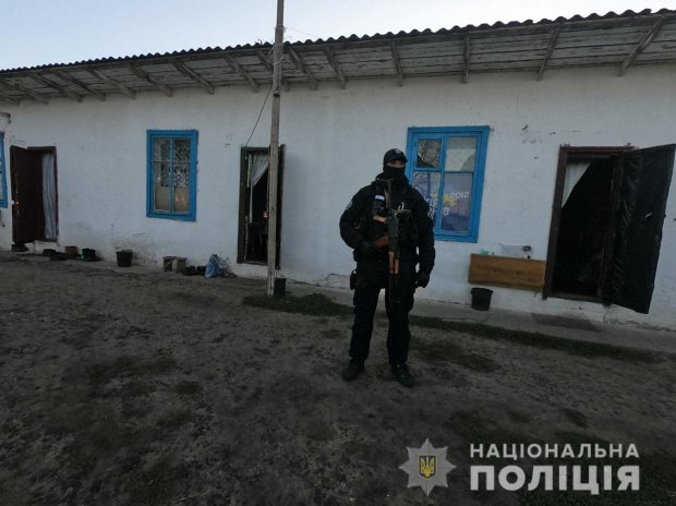 Били і відбирали їжу: на Одещині виявили бараки із працівниками-рабами – фото, відео