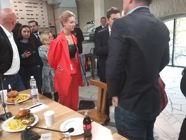 Круасани, сирники та кола: у скільки обійшлося частування на пресмарафоні Зеленського