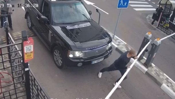 У Києві водій Range Rover власноруч виламав шлагбаум: відео У Києві водій Range Rover власноруч виламав шлагбаум: відео
