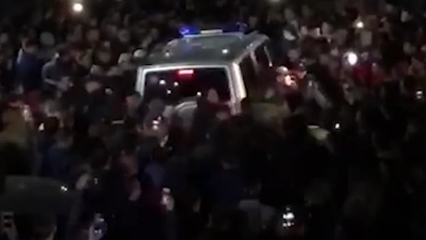 У Росії люди ледь не зчинили самосуд над ймовірним вбивцею 9-річної дитини У Росії люди ледь не зчинили самосуд над ймовірним вбивцею 9-річної дитини