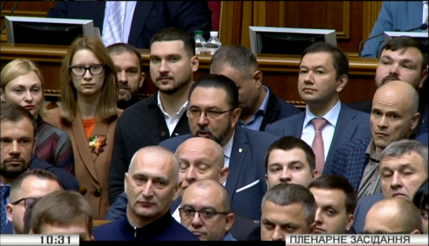 Слуга народа всей фракцией вышла к трибуне Рады из-за выступления Порошенко: фото, видео