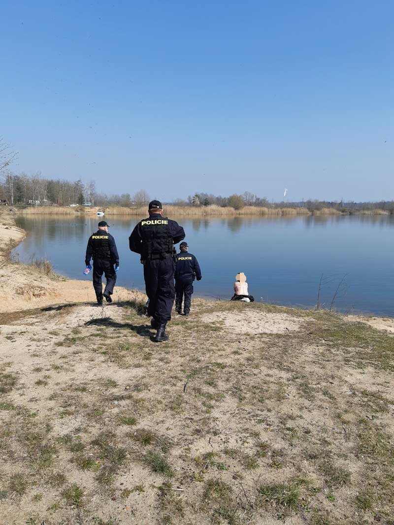 Хоть и голый, но в маске: в Чехии нудистов обязали защититься от коронавируса (фото)