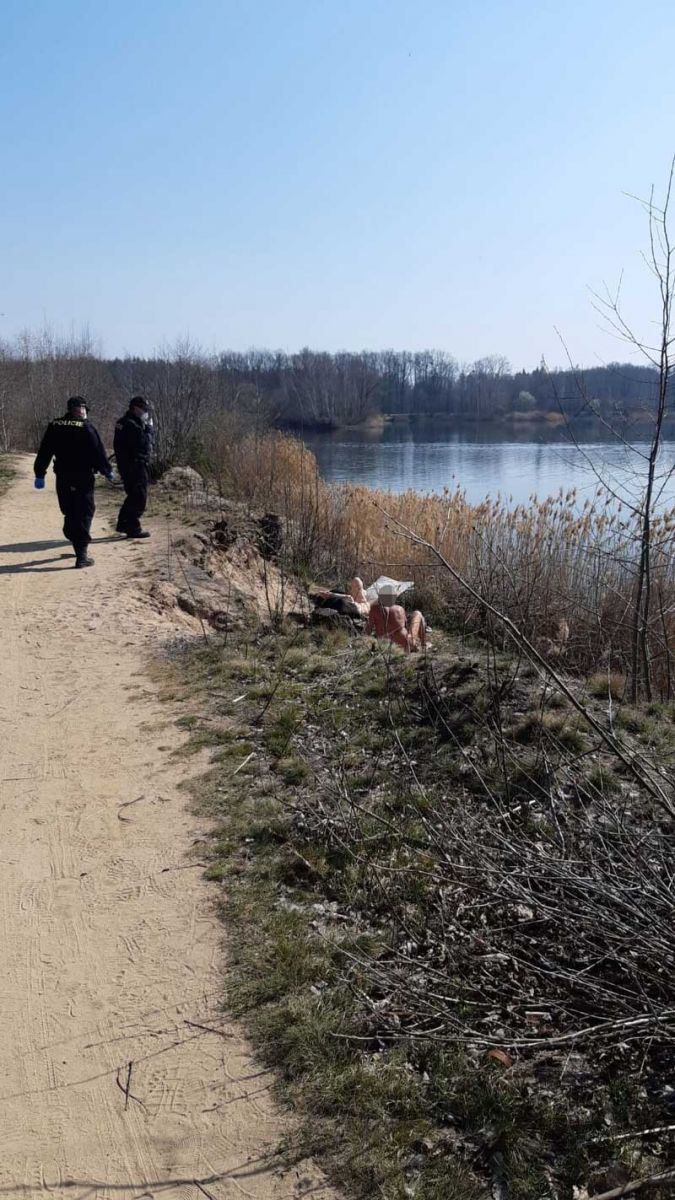 Хоть и голый, но в маске: в Чехии нудистов обязали защититься от коронавируса (фото)
