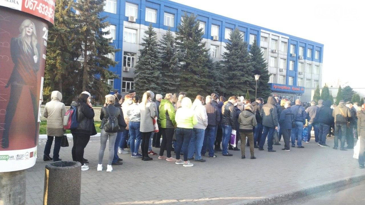 Ужесточение карантина: в Кривом Роге люди выстроились в огромную очередь для получения документа на проезд (фото, видео)