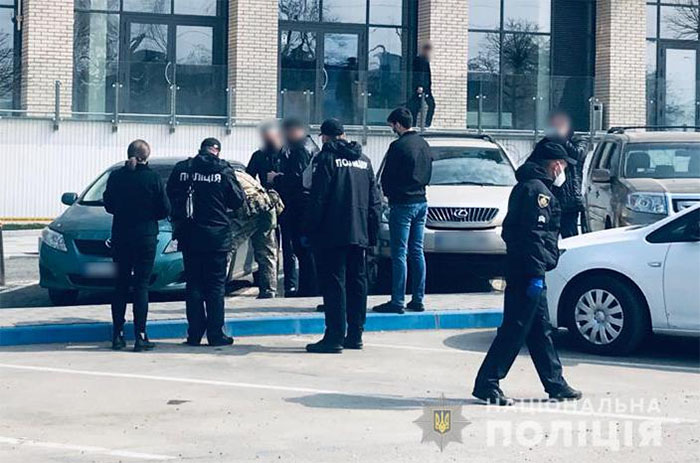 В Черновцах посреди улицы застрелили мужчину: фото с места происшествия В Черновцах посреди улицы застрелили мужчину: фото с места происшествия