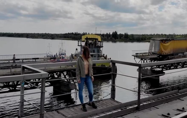 Модель из Днепра разделась возле рухнувшего моста