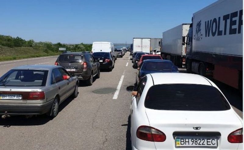 «Вся страна поехала на море»: на трассе под Одессой образовалась 30-километровая пробка (фото, видео)