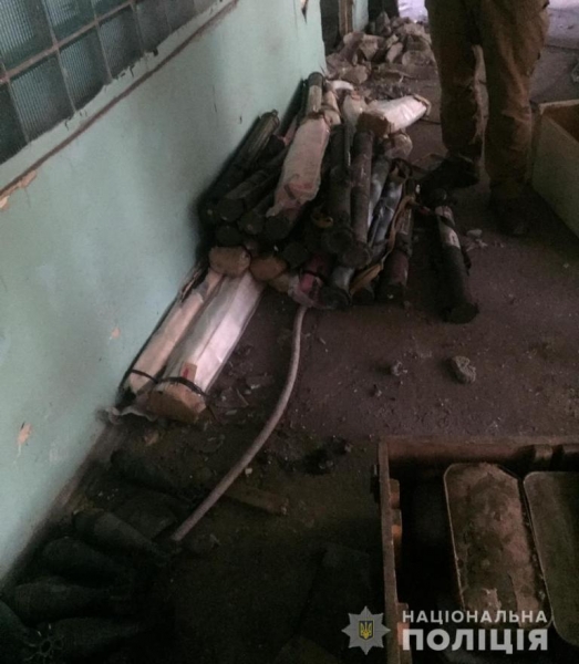 В Мариуполе на территории заброшенного завода обнаружили схрон боеприпасов