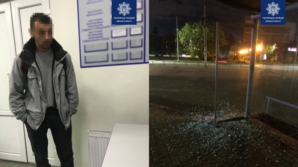 В Одессе по горячим следам задержали вандалов, которые ночью разбили стеклянную остановку. Фото