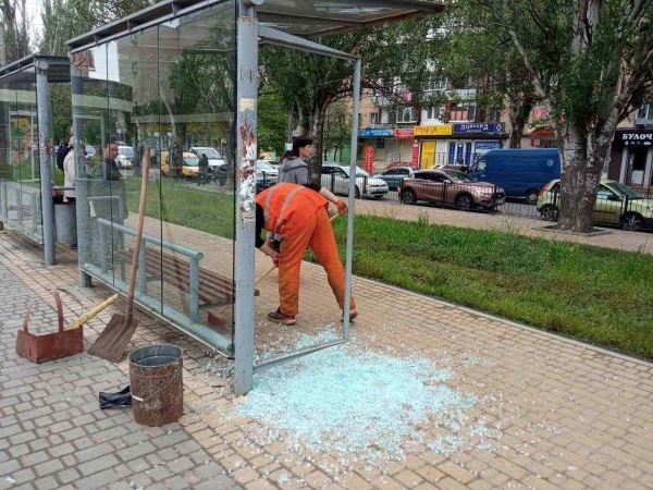 В Одессе по горячим следам задержали вандалов, которые ночью разбили стеклянную остановку. Фото
