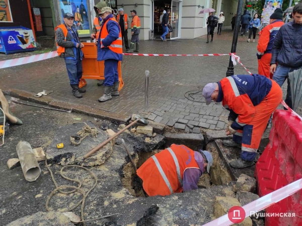 На дороге в центре Одессы появилась яма и в нее попала маршрутка. Фото