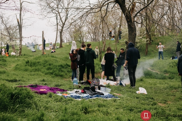 Море, шашлыки и карантин: как в Одессе празднуют Первомай. Фоторепортаж