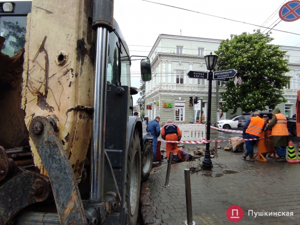 На дороге в центре Одессы появилась яма и в нее попала маршрутка. Фото