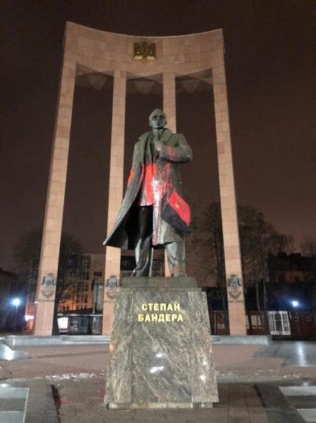 За облитый красной краской памятник Бандере студент получил четыре года