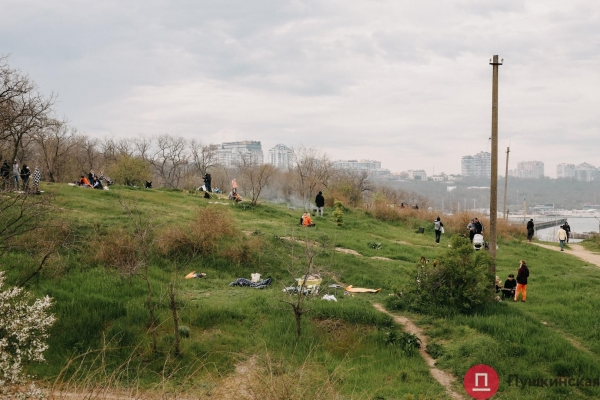 Море, шашлыки и карантин: как в Одессе празднуют Первомай. Фоторепортаж