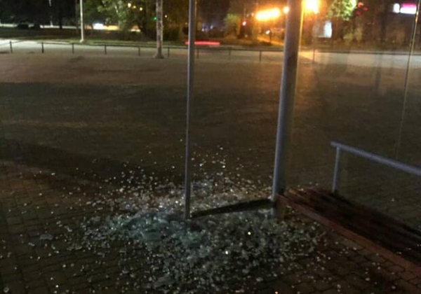 Одесситка позвонила в полицию: вандалов, разбивших остановку, задержали 