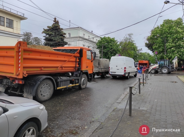 На дороге в центре Одессы появилась яма и в нее попала маршрутка. Фото
