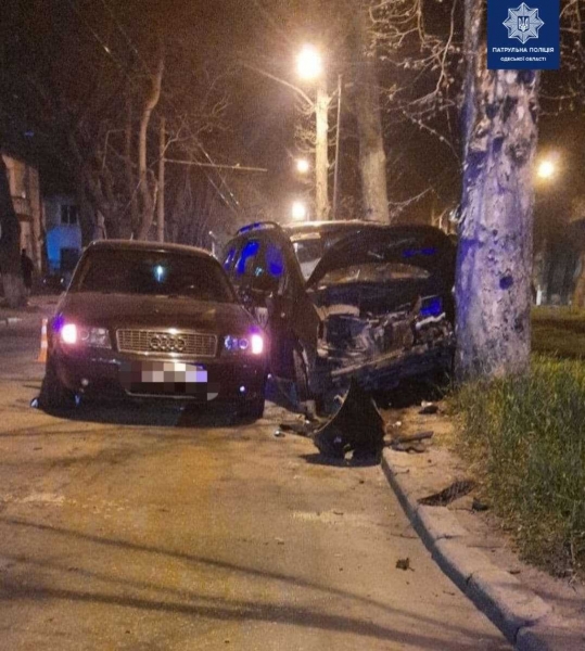 На Адмиральском проспекте Ford столкнулся с Audi и врезался в дерево: пострадали два человека. Фото