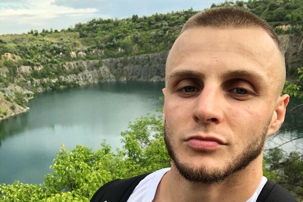 Не понравились фигуры: в Одессе полицейский унижал девушек на пляже